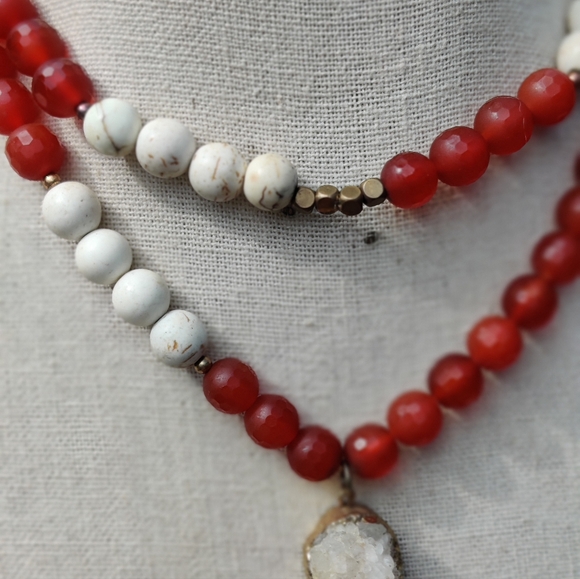 Boho 30" red jade and white howlite turquoise druzy tassel necklace - Picture 13 of 16